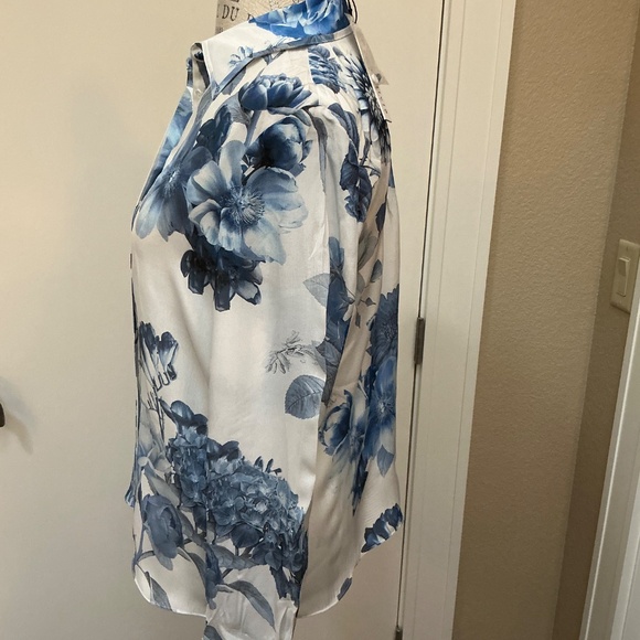 NWT Alice + Olivia Willa White/Blue Floral Silk Top Sz. MEDIUM - Picture 5 of 6